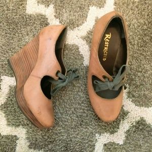 Restricted platform shoes